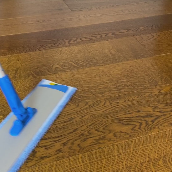 Tutorial completo della Scopa Sissi PARÁL: si monta con un click, si carica con acqua e un tappino di Fresco e Pulito, si lava il parquet senza secchio e si cambia la microfibra ogni 30 mq circa
