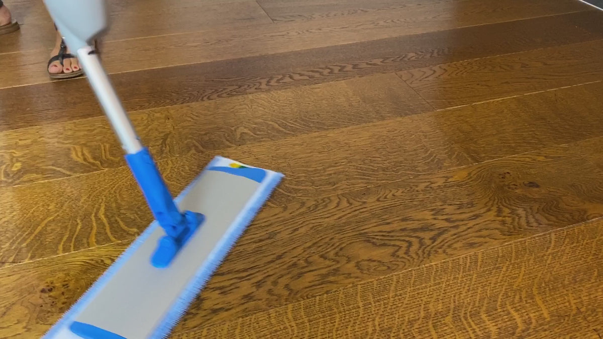 Tutorial completo della Scopa Sissi PARÁL: si monta con un click, si carica con acqua e un tappino di Fresco e Pulito, si lava il parquet senza secchio e si cambia la microfibra ogni 30 mq circa