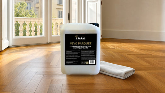 Tanica Vivo Parquet PARÁL 5 litri su un pavimento in rovere a spina, con panno in microfibra per la stesura